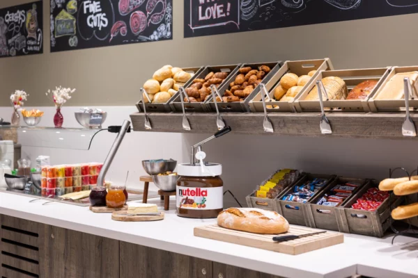 Uitgebreid ontbijtbuffet met verse en lokale producten
