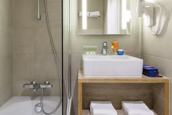 Propere ruime badkamer ibis Styles Nieuwpoort